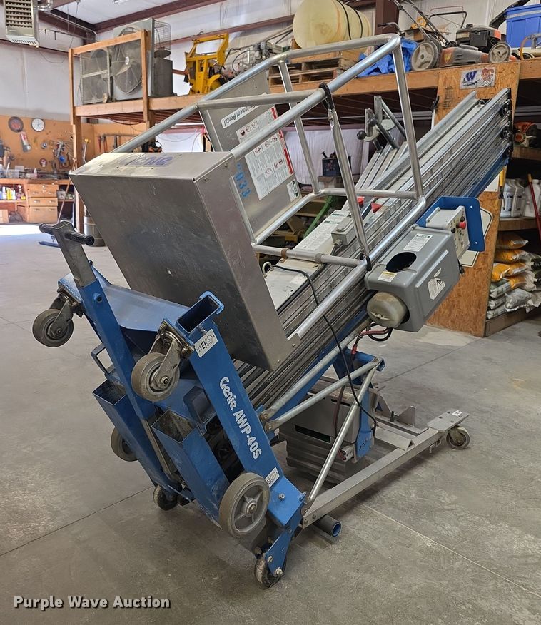Genie AWP-40S vertical lift - DZ3490