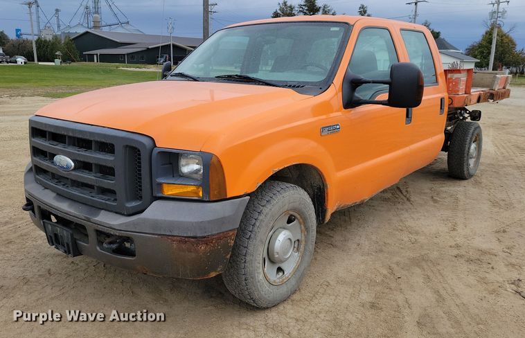2005 Ford F250 Super Duty Crew Cab dump bed pickup truck - EA2728