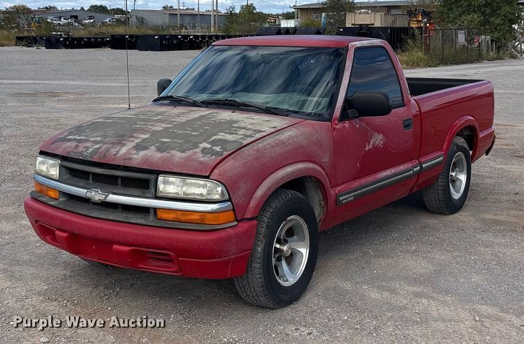 2001 Chevrolet S10 pickup truck - EA7643