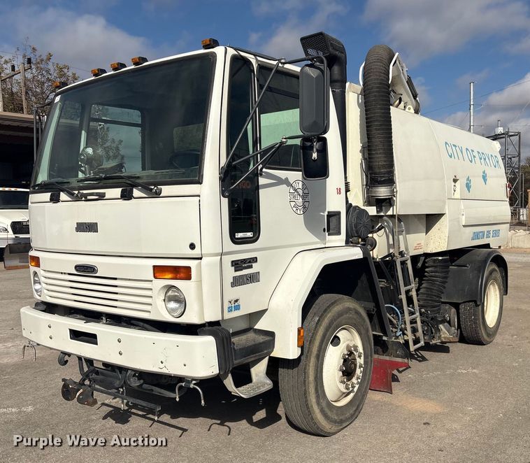 2002 Freightliner FC70 street sweeper - EG8283