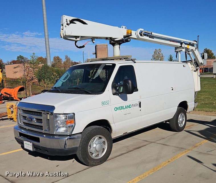 2012 Ford E350 Super Duty van with bucket lift - EO4808