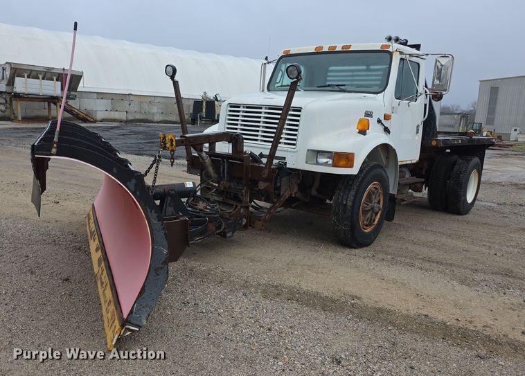 1999 International 4900 flatbed truck - FI0665