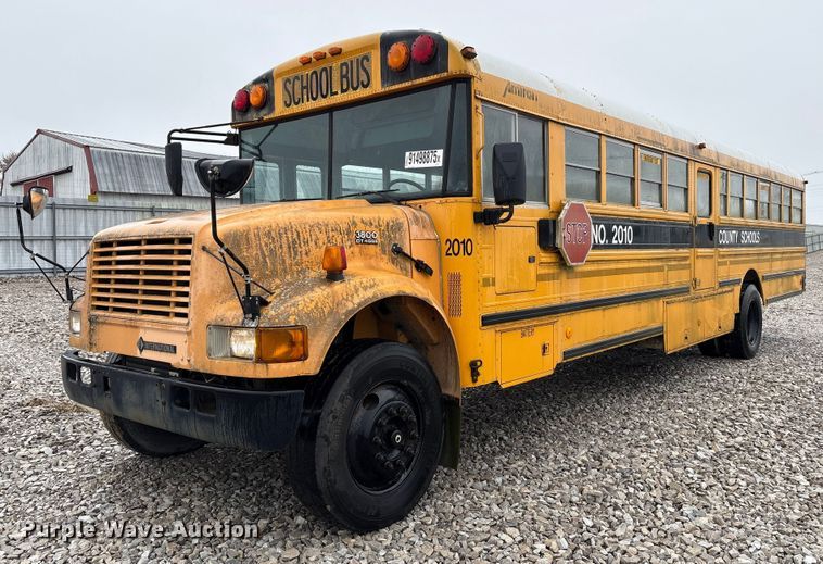 2000 International 3800 school bus - YA1470