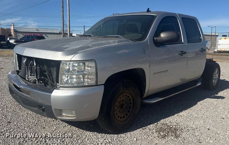 2011 Chevrolet Silverado 1500 Crew Cab truck cab and chassis - DQ4149
