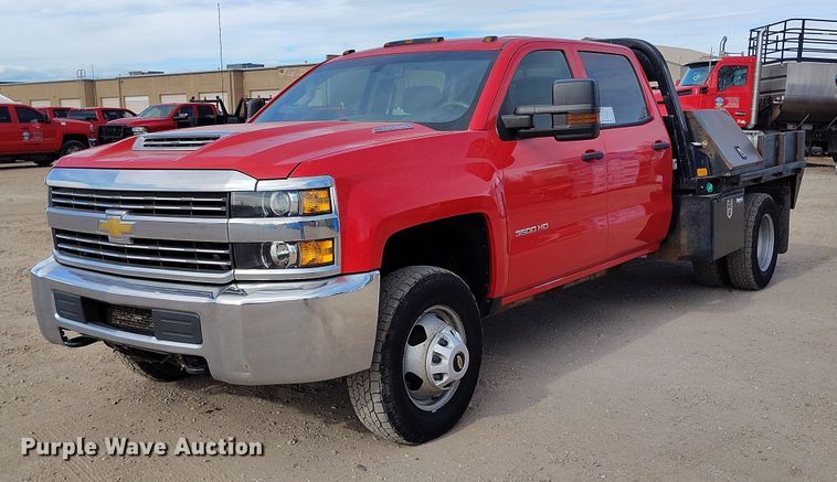 2018 Chevrolet Silverado 3500HD Crew Cab flatbed pickup truck - DT0774