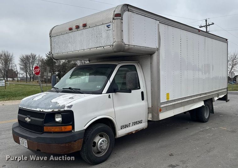 2008 Chevrolet Express 3500 box truck - EA2104