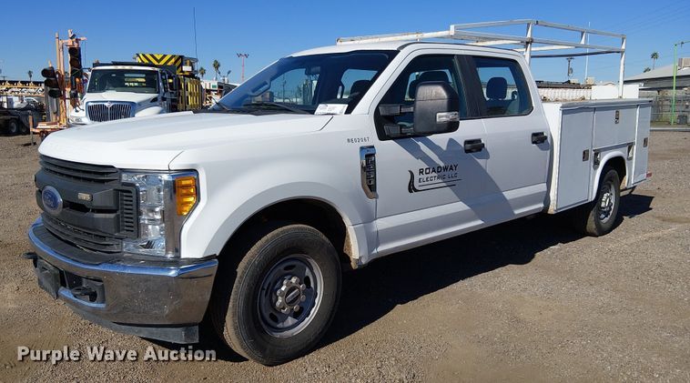 2017 Ford F250 Super Duty Crew Cab utility bed pickup truck - EC1303
