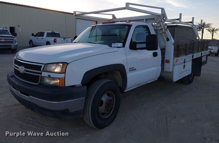 2006 Chevrolet Silverado 3500 flatbed pickup truck - EC1317