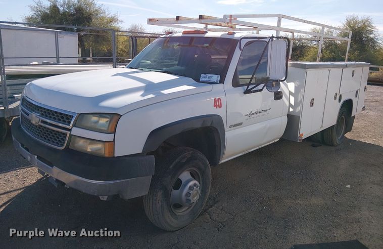 2005 Chevrolet Silverado 3500 utility bed pickup truck - EC1326