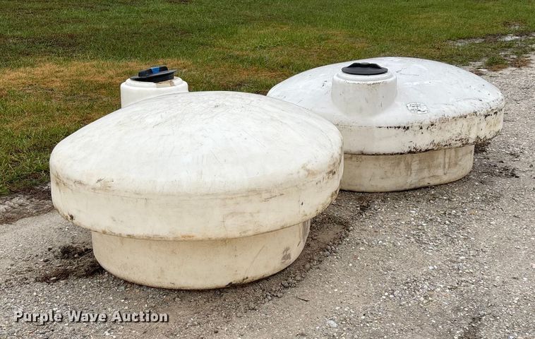 (2) poly tanks - EN5855