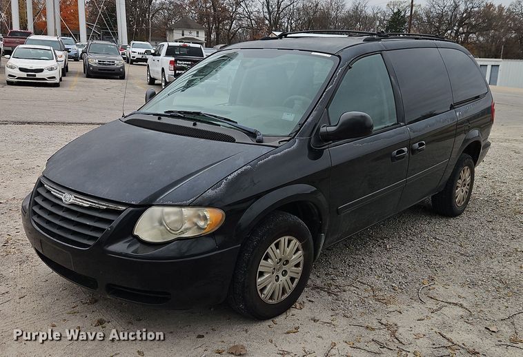 2005 Chrysler Town And Country van - EO4827