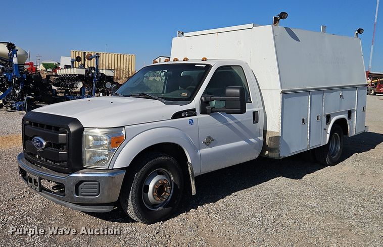 2011 Ford F350 Super Duty  utility bed pickup truck - EO4832
