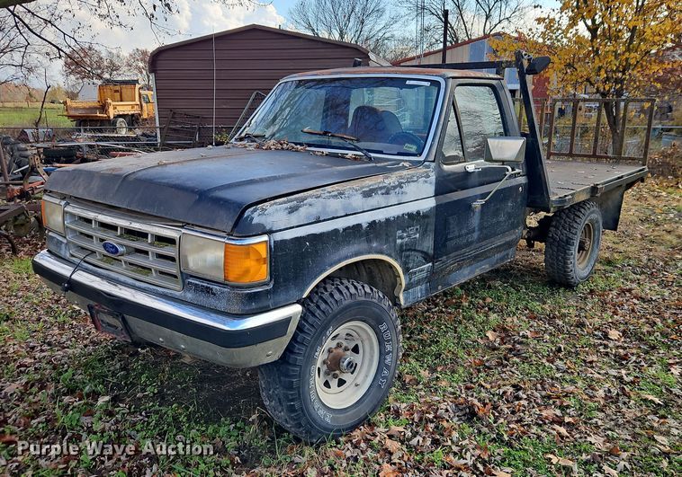 1988 Ford F250 flatbed pickup truck - EO4842
