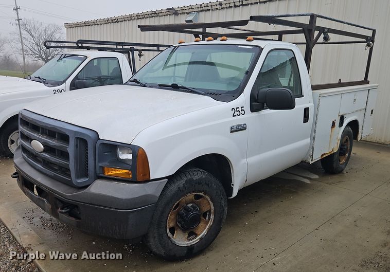 2005 Ford F250 Super Duty XL utility bed pickup truck - EO4847