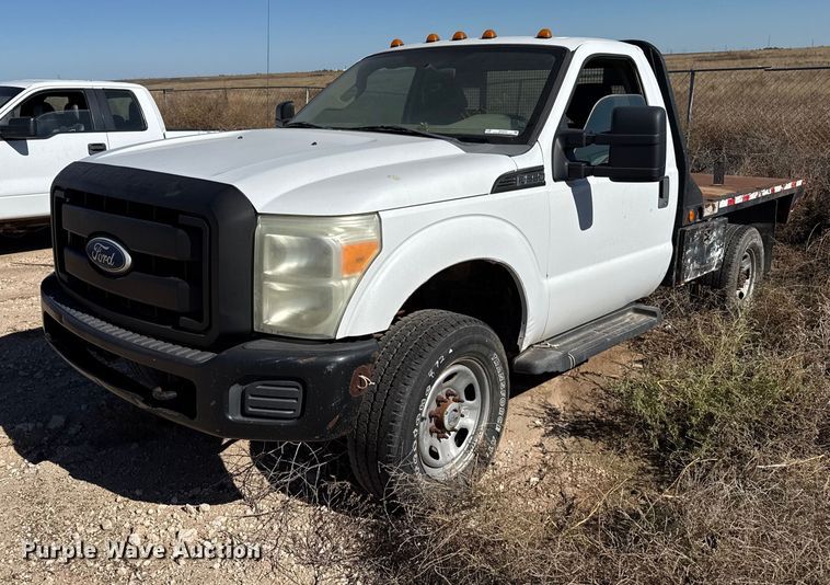 2011 Ford F350 flatbed pickup truck - EP0924