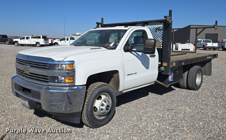 2015 Chevrolet Silverado 3500HD flatbed pickup truck - ET5254