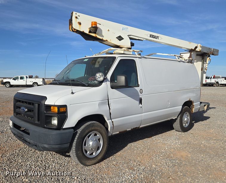 2011 Ford E350 Super Duty van with bucket lift - ET5262