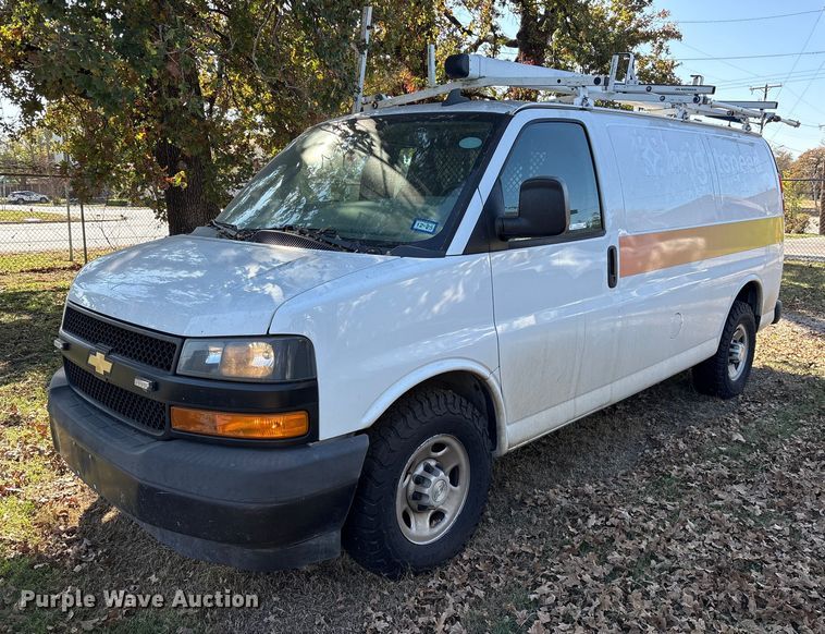 2019 Chevrolet Express 2500 van - ET7316