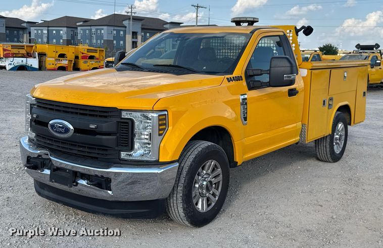 2018 Ford F350 Super Duty utility bed pickup truck - EU5074