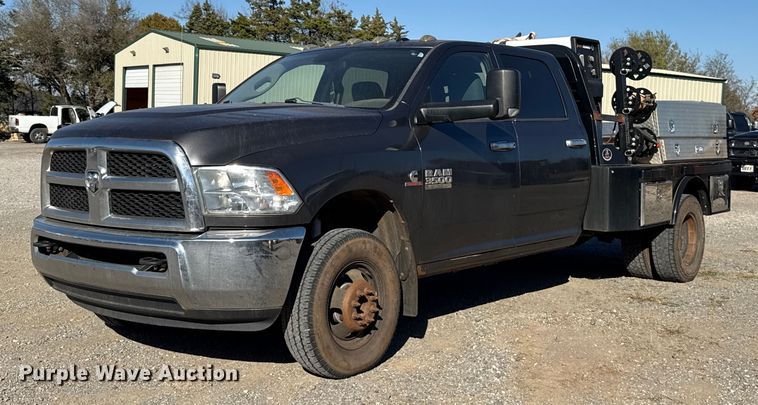 2014 RAM 3500 Crew Cab flatbed pickup truck - EU5401