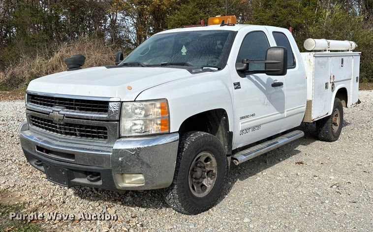 2010 Chevrolet Silverado 3500HD Ext. Cab utility bed pickup truck - EV3275