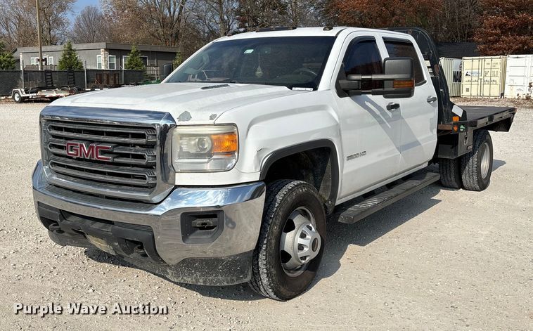 2015 GMC Sierra 3500 Crew Cab flatbed pickup truck - EV3318