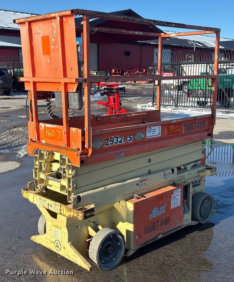 JLG 1932 Scissor or Vertical Lift For Sale | Purple Wave Auction