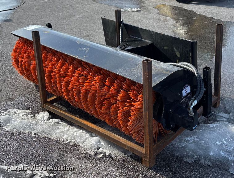 GIYI SE61 skid steer broom - FG1520