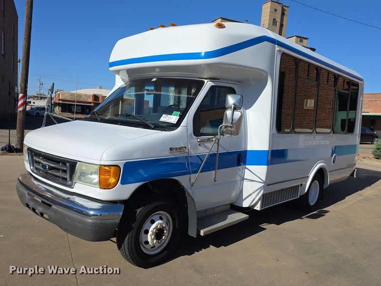 2006 Ford E350 Super Duty shuttle bus - FI0679