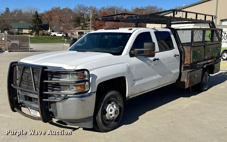 2016 Chevrolet Silverado 3500HD Crew Cab flatbed pickup truck - FK0571