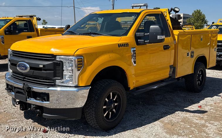 2018 Ford F350 Super Duty XL utility bed pickup truck - GH9352