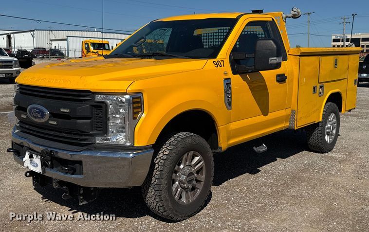 2019 Ford F350 Super Duty XL utility bed pickup truck - GH9353