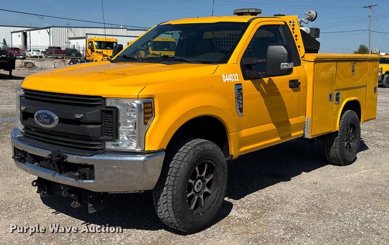 2018 Ford F350 Super Duty XL utility bed pickup truck - GH9362