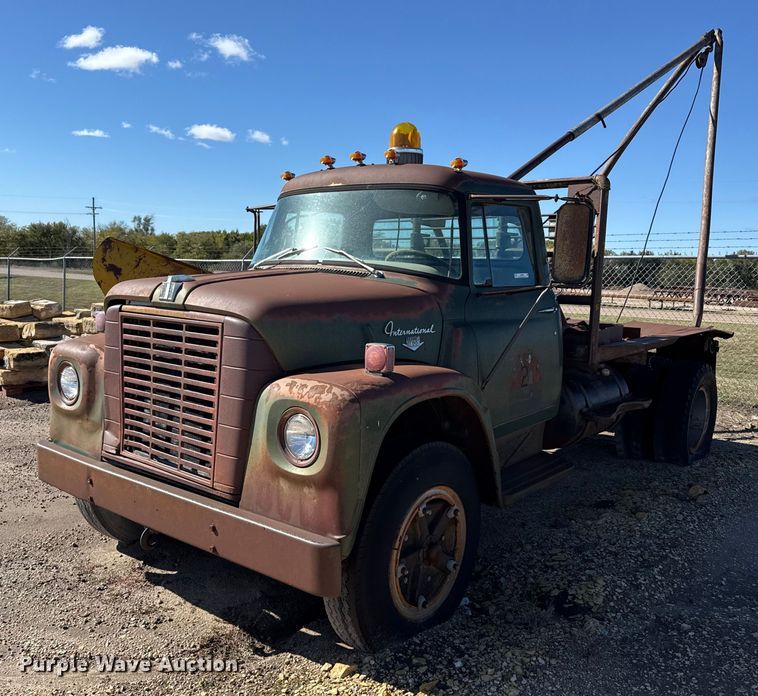 1971 International Loadstar 1800 winch truck - JJ9948