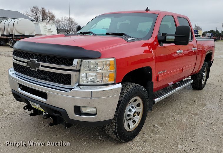 2011 Chevrolet Silverado 2500HD Crew Cab pickup truck - NO9781