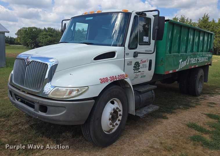 2002 International 4300 dump truck - DE2196