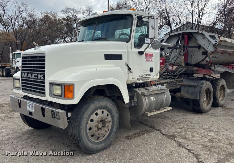 2007 Mack CHN613 semi truck - DK0173