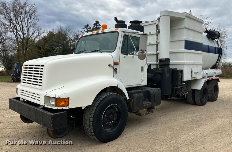 2001 International 2674 vacuum truck - DT6427