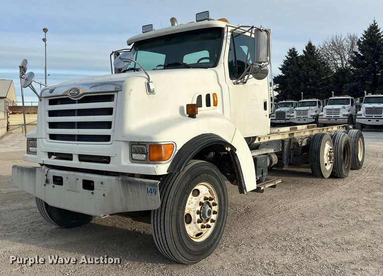 2000 Sterling L9500 truck cab and chassis - DT6431