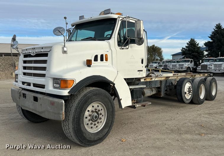 1999 Sterling L-Line truck cab and chassis - DT6432
