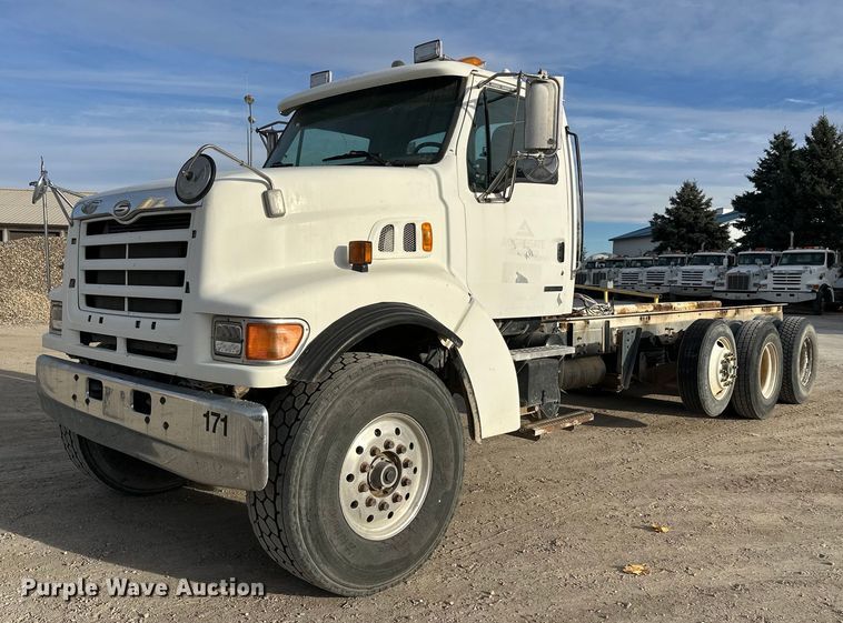1999 Sterling L-Line truck cab and chassis - DT6433