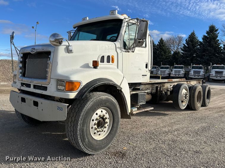 2003 Sterling L-Line truck cab and chassis - DT6434
