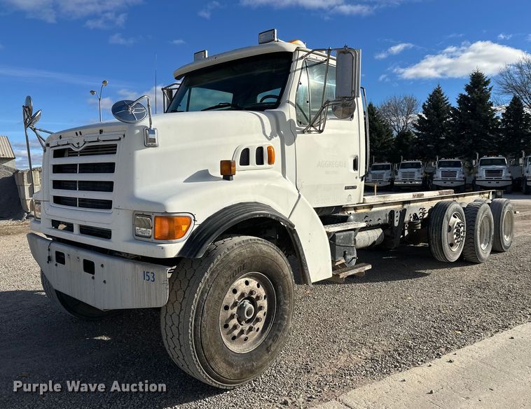 1999 Sterling L-Line truck cab and chassis - DT6435