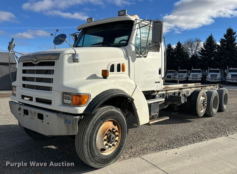 1999 Sterling L-Line truck cab and chassis - DT6436