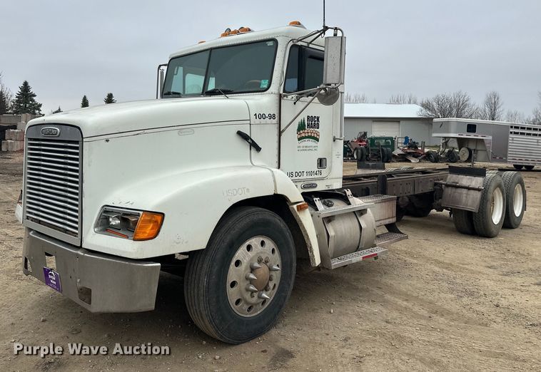 1999 Freightliner truck cab and chassis - DT6444