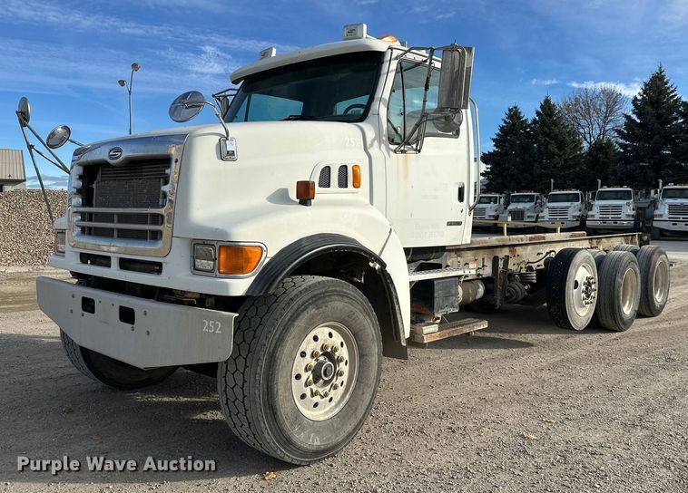 2003 Sterling L-Line truck cab and chassis - DW4337