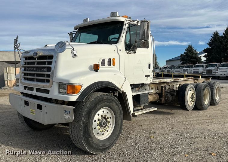 2003 Sterling L-Line truck cab and chassis - DW4338