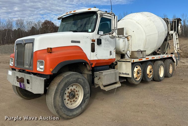2001 International 5500i ready mix truck - DW4350