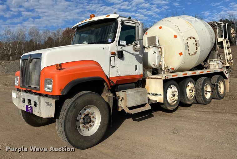 2002 International 5500i ready mix truck - DW4351