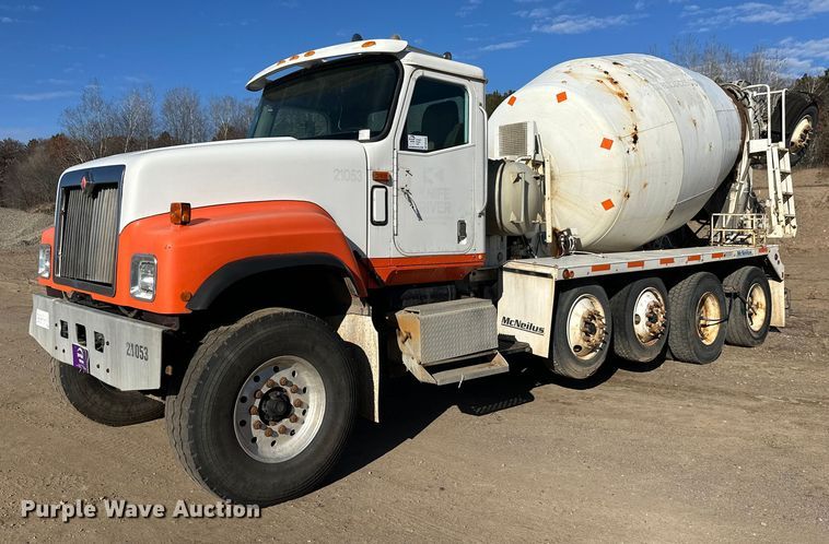 2002 International 5500i ready mix truck - DW4352